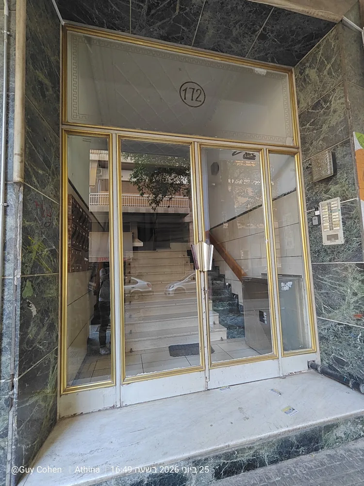 דלתות הזכוכית והכניסה לבניין מספר 172