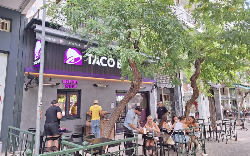 שולחנות בחוץ מול Taco Bell במדרחוב פוקיונוס נגרי