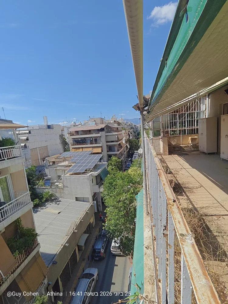 מבט מהמרפסת אל גגות השכונה